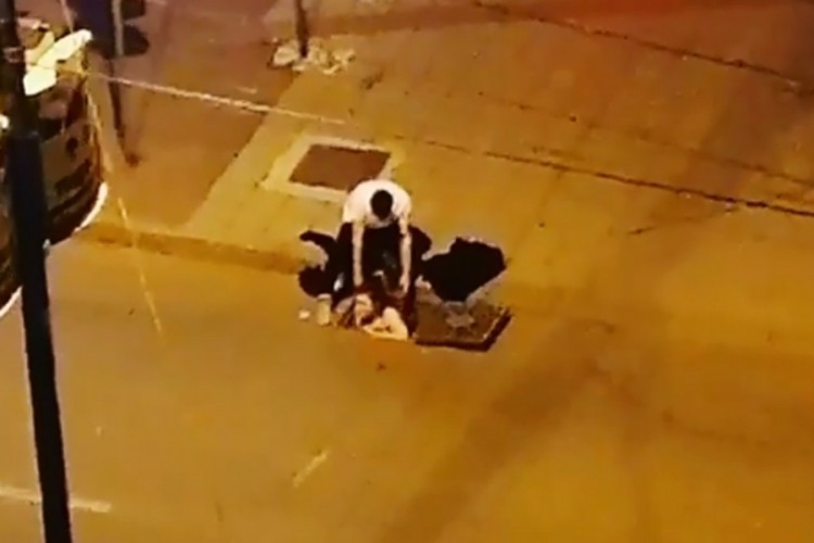 Snimak nasmijao Niš: Djevojka usred noći izlazi iz šahta