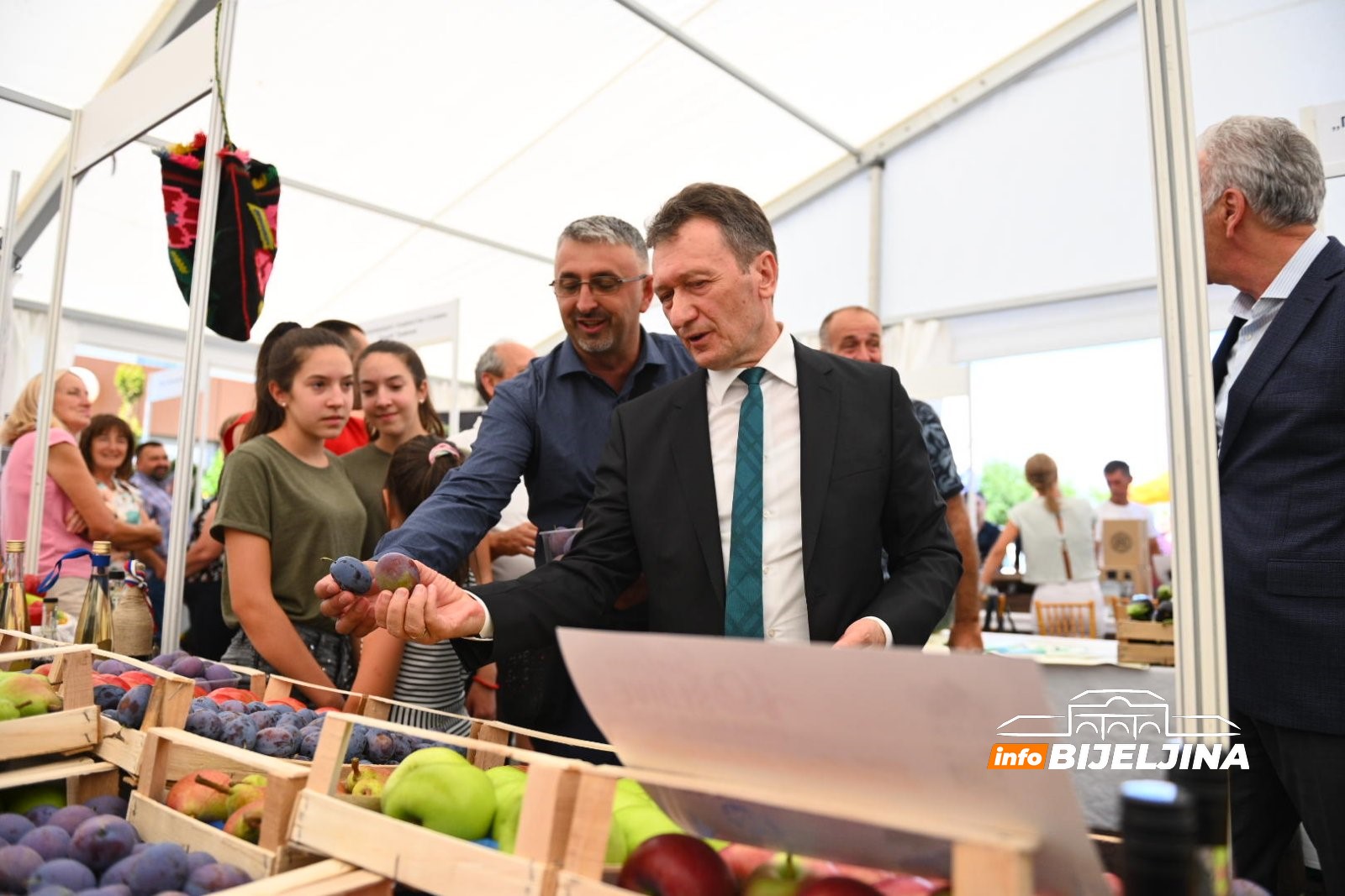 Jubilarni sajam šljive, voćnih rakija i meda “Ugljevik najveći izvoznik šljive u Srpskoj”  (FOTO)