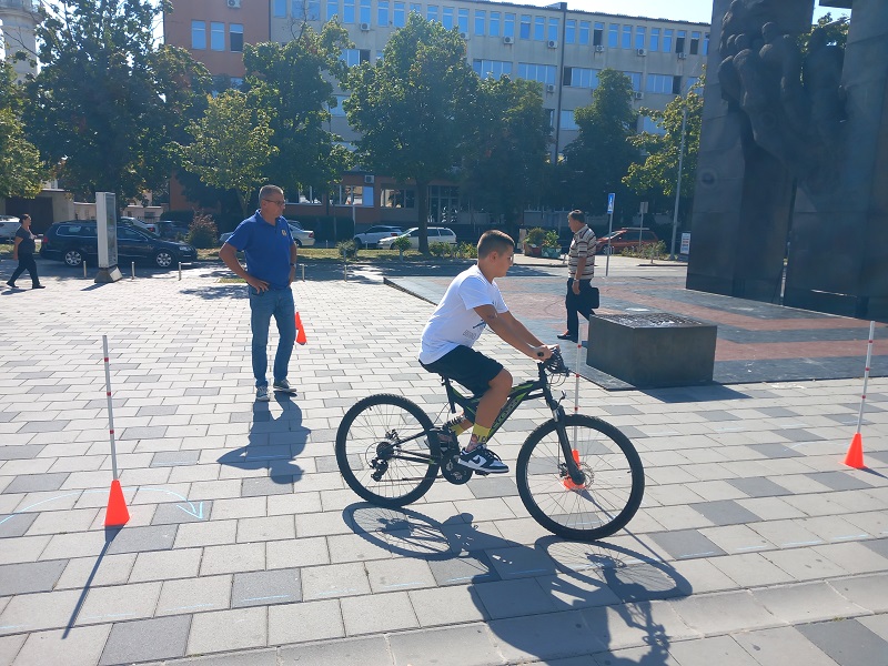 Poligon na bijeljinskom trgu – mališani uče o pravilima u saobraćaju (FOTO)