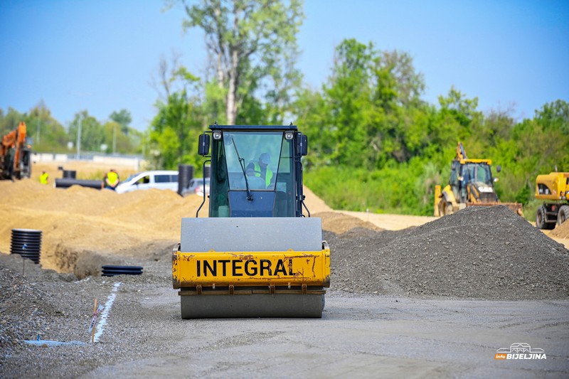 InfoBijeljina na gradilištu autoputa kroz Semberiju: Punom parom rade i vikendom (FOTO)