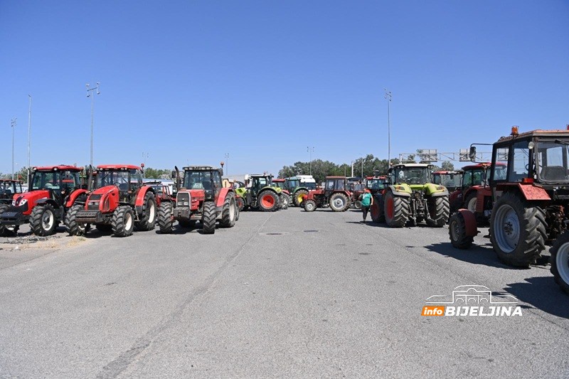 Poljoprivrednici poručili na Rači: Ne čuje nas onaj ko treba, neka se uključi Dodik (FOTO)
