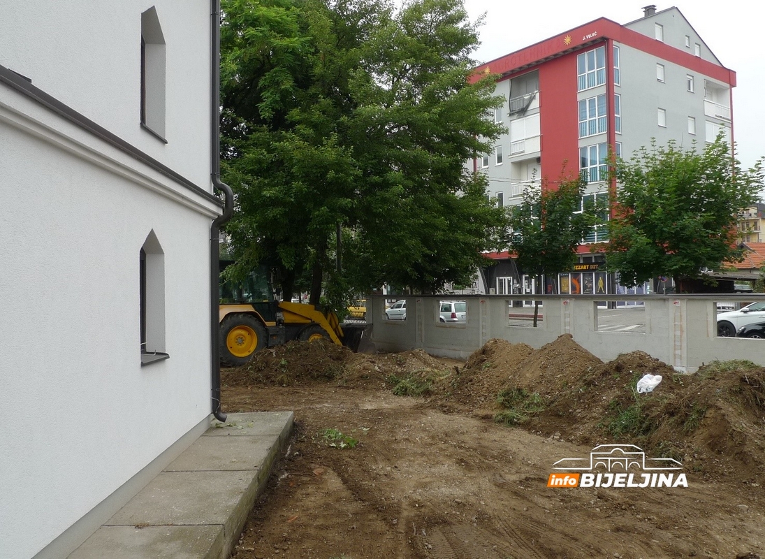 Bijeljina: U toku izgradnja ograde oko Salihbegovića džamije (FOTO)
