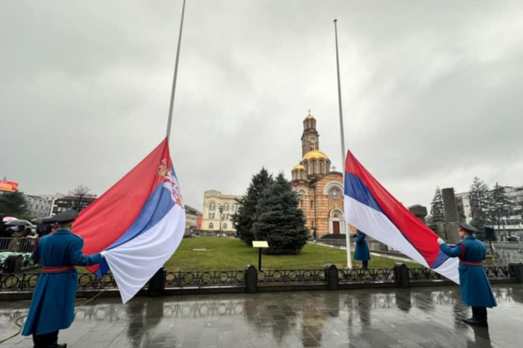 Ispred Palate Republike ploča sa stihovima Kostićeve himne srpskoj zastavi: Znate li kako su nastali?