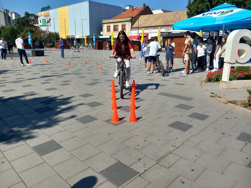 Poligon na bijeljinskom trgu – mališani uče o pravilima u saobraćaju (FOTO)
