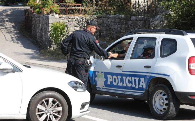 Drama u Crnoj Gori: Bačene dvije eksplozivne naprave na trafiku