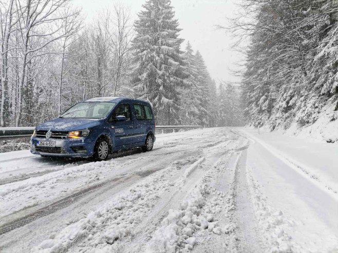Oprez zbog poledice na kolovozu i ugaženog snijega