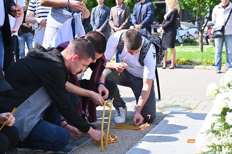 Građani Bijeljine prislužuju svijeće u centru grada (FOTO, VIDEO)