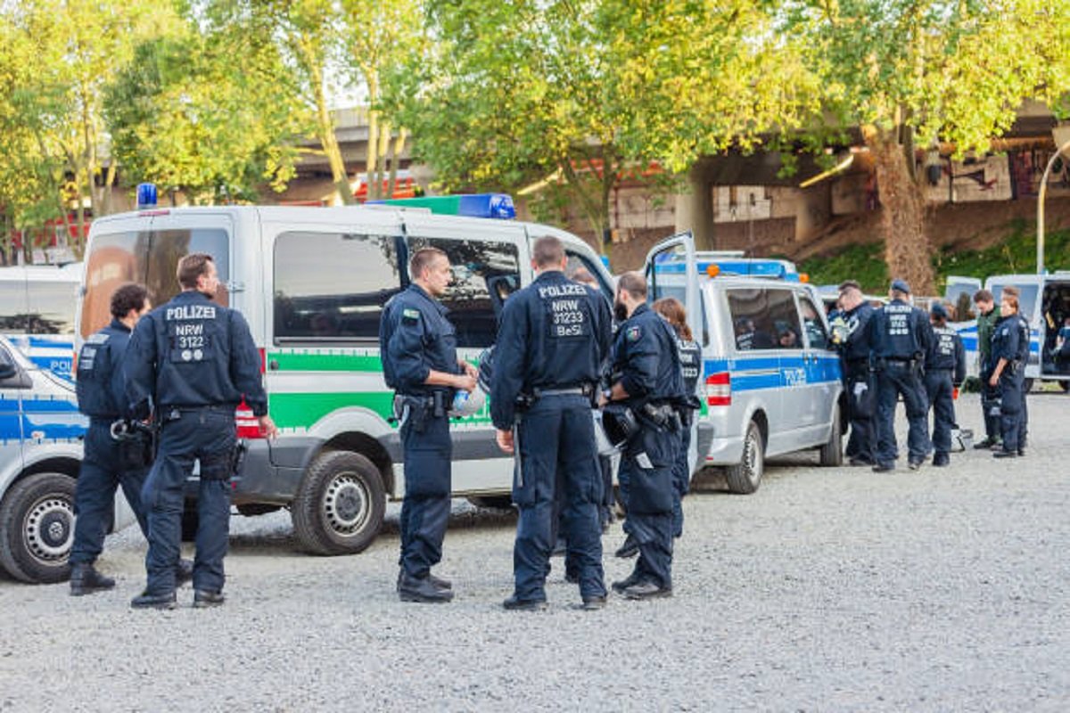 Veliki broj policajaca na ulicama njemačkog grada zbog majica