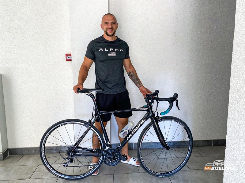 Pomaže u obnovi škole: Fitnes trener iz Bijeljine ide pod Ostrog, klijenti mu kupili bicikl (VIDEO)