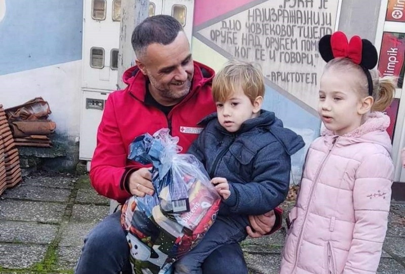Mališane iz Udruženja gluvih i nagluvih regije Bijeljina obradovao Deda Mraz (FOTO)