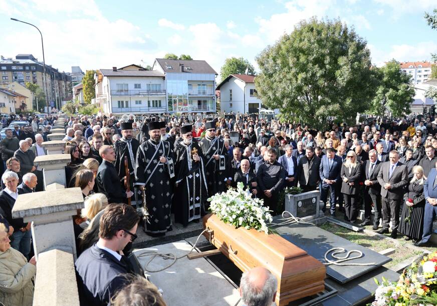 Stotine ljudi na posljednjem ispraćaju Gorana Talića, mnogi ostali izvan kapija groblja