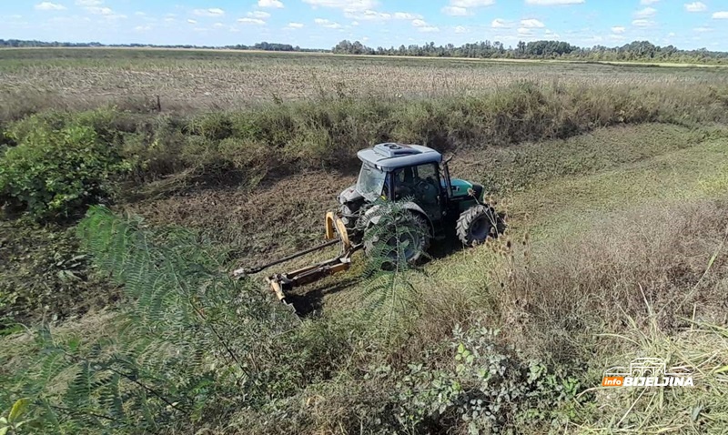 Čišćenje i održavanje 500 km kanala u Semberiji: Kanalska mreža važna za odbranu od poplava i za navodnjavanje /FOTO/