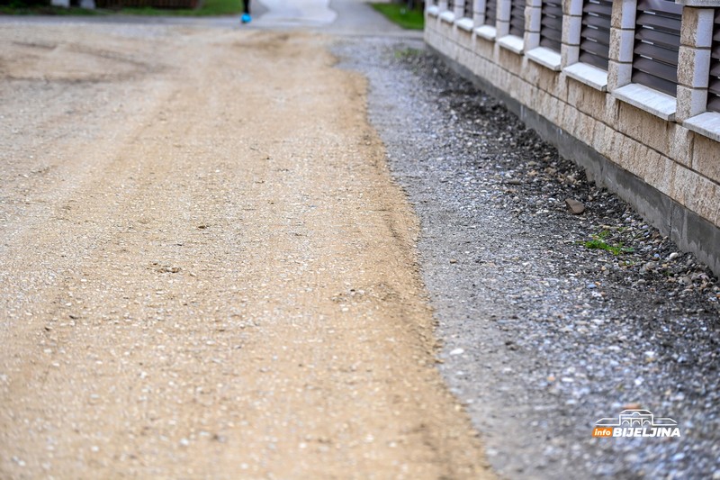 Ulažu u makadam: Još se ne nazire asfalt u ulici u centru Bijeljine (FOTO)
