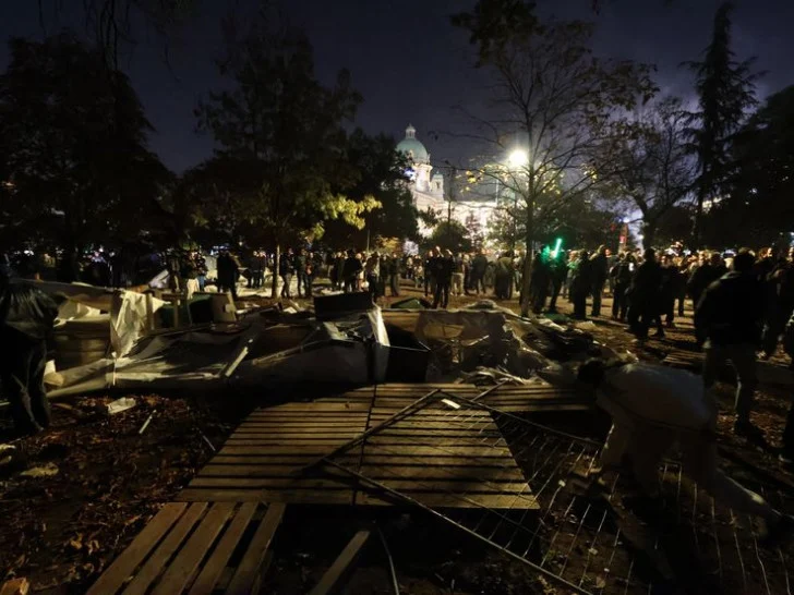 Iskaljen bijes u Pionirskom parku: Demonstranti polomili