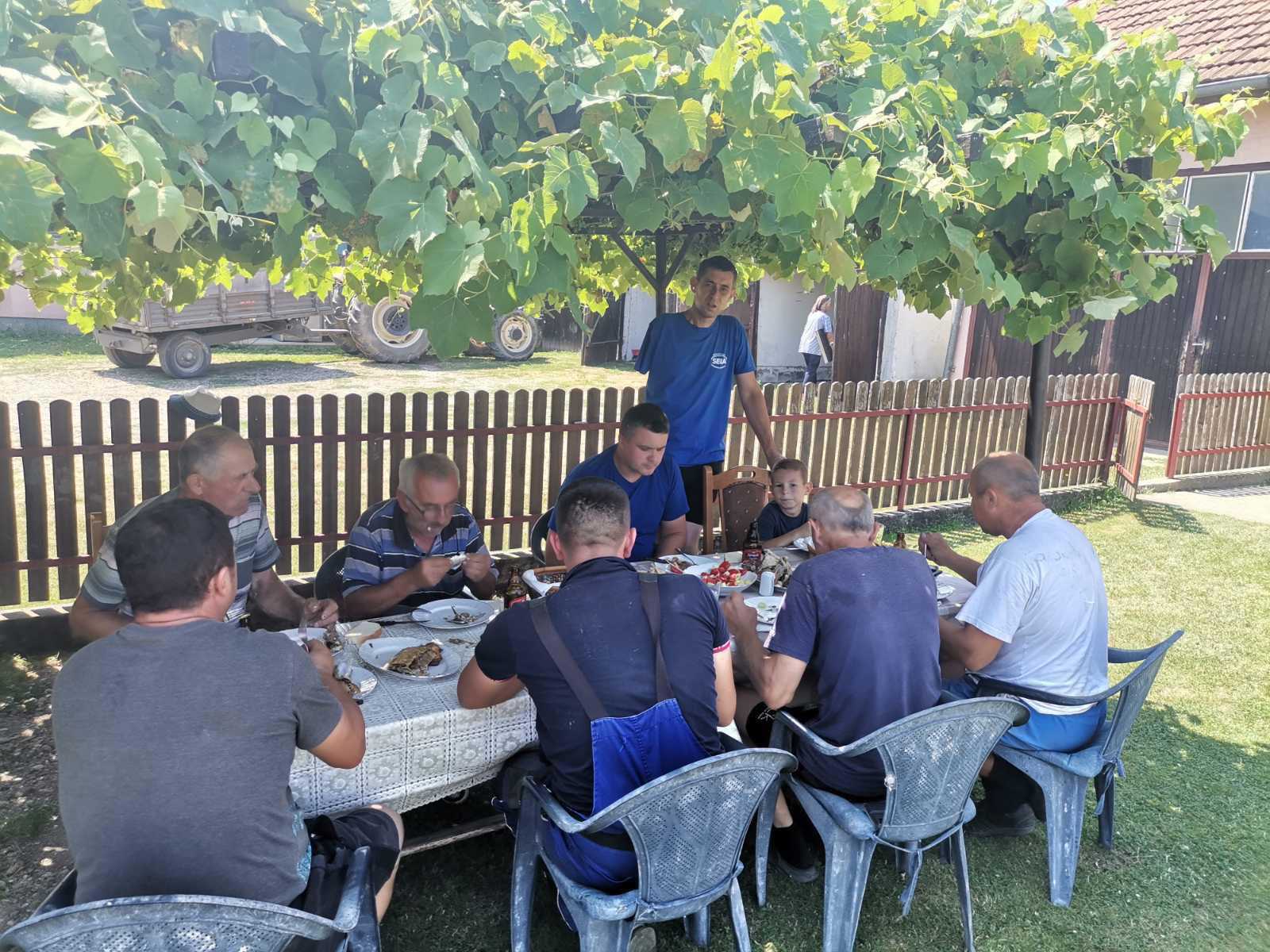 Bijeljina: Došli sa pet kombajna i ovršili pšenicu prijatelju koji je ostao bez ruke i operisao kičmu