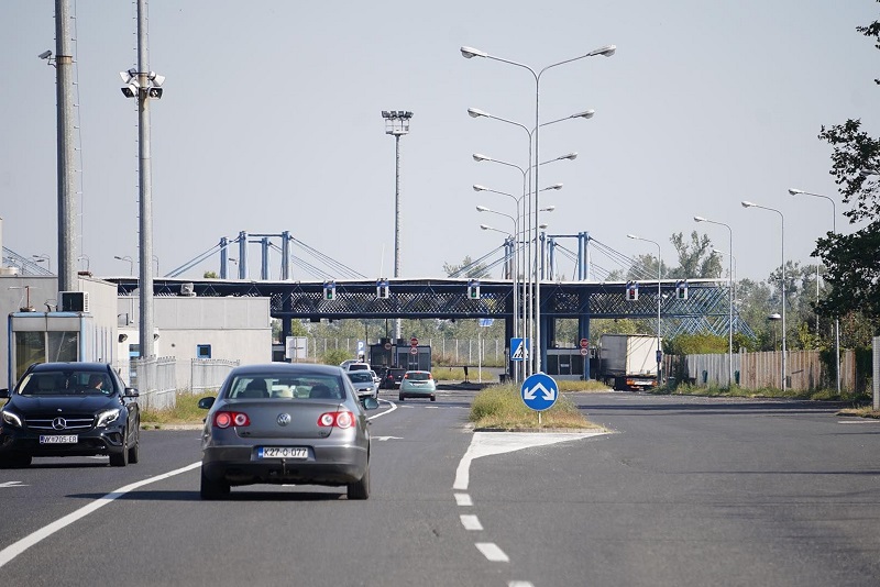 Poljoprivrednici traktorima blokirali granični prelaz u Orašju (FOTO)