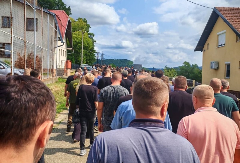 Na sahrani i gradonačelnik Ljubiša Petrović: Stotine ljudi se oprostile od radnika koji je poginuo u Bijeljini