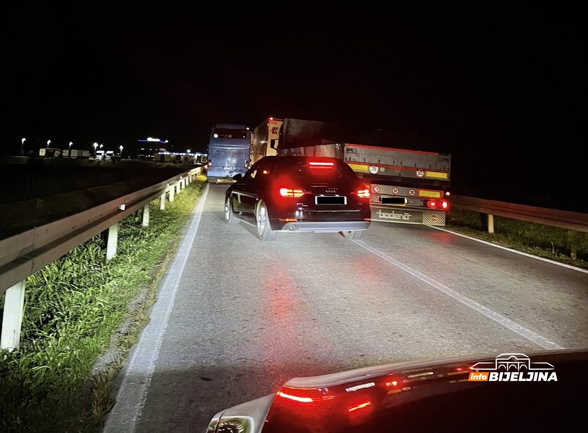 Kolaps na Rači: Vozila u koloni čekaju da pređu granicu (FOTO)