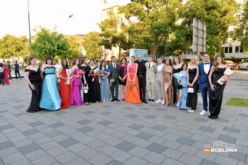Počele maturske proslave u Bijeljini: Gimnazijalci uljepšali grad (FOTO)