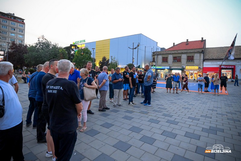 Bijeljinci se okupljaju na trgu, pale svijeće za Ratka Mladića (FOTO)