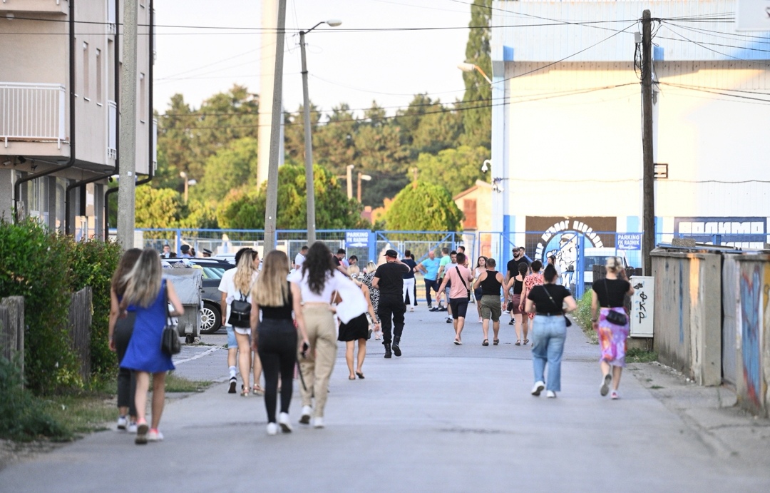 InfoBijeljina na licu mjesta: Sve spremno za koncert Zdravka Čolića, publika pristiže (FOTO)