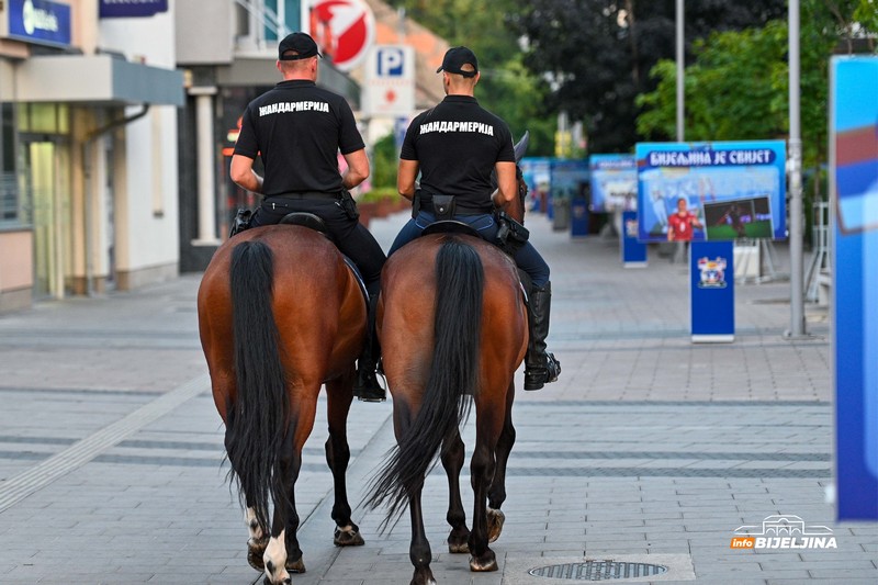 Konjica žandarmerije prodefilovala Bijeljinom, građani im prilazili (FOTO)