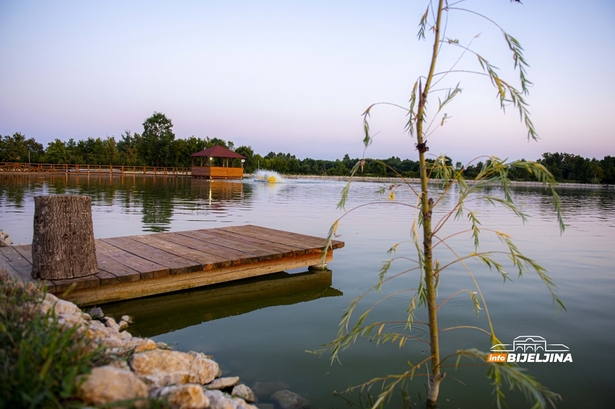 Mićo Čokić oplemenjuje rodno selo kod Šamca: Površinu obraslu šibljem pretvorio u impozantan kompleks
