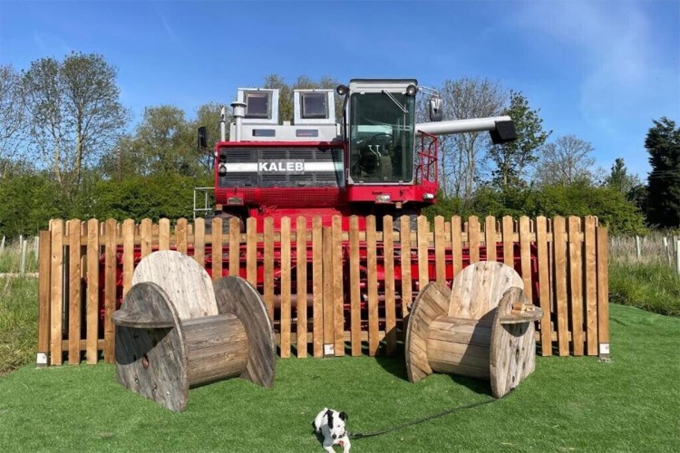 Stari kombajn preuredio u kuću za odmor (FOTO)