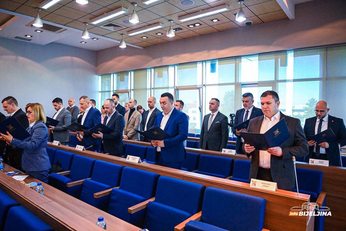 “Ćutolozi” u Skupštini Grada Bijeljina: Četiri odbornika se nijednom nisu javila za riječ (SPISAK)