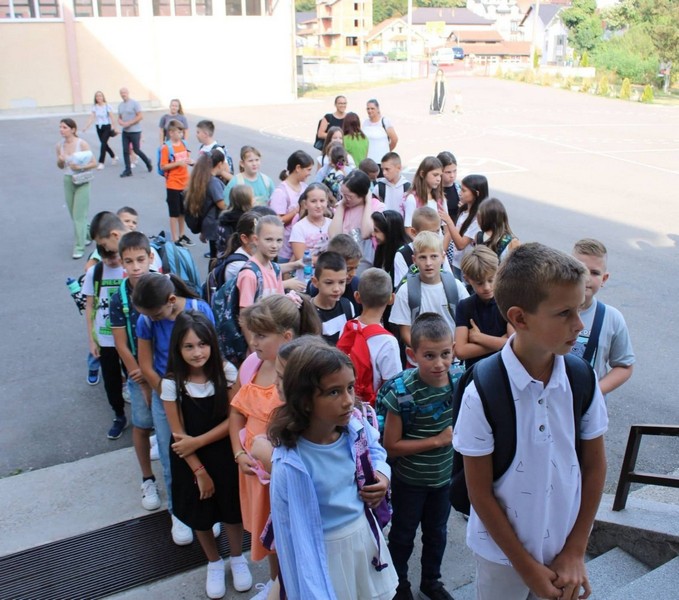 Lopare: Počela nova školska godina, upisano više prvačIća