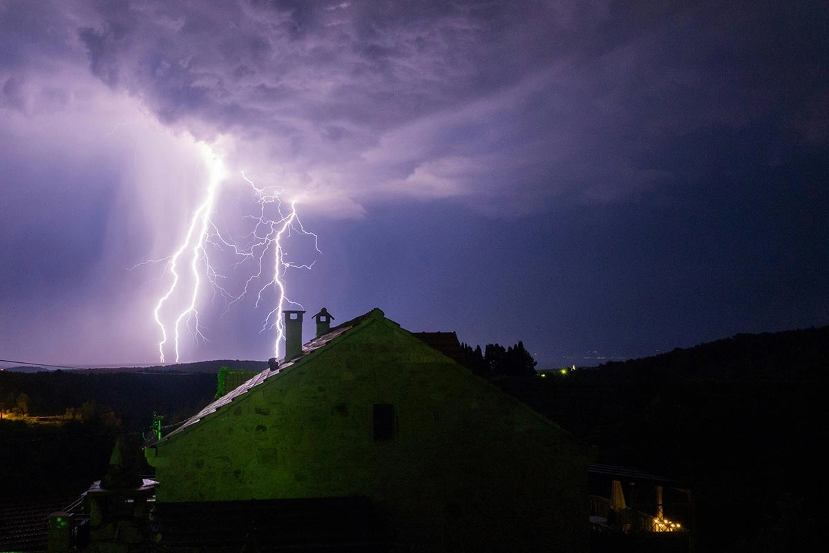 Muškarca UBIO GROM na kućnom pragu: Pokušao da se skloni od nevremena, supruga jedva preživjela