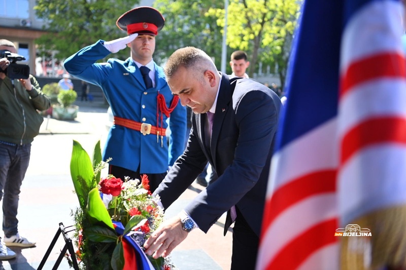 Minić započeo posjetu Bijeljini polaganjem vijenca braniocima Semberije