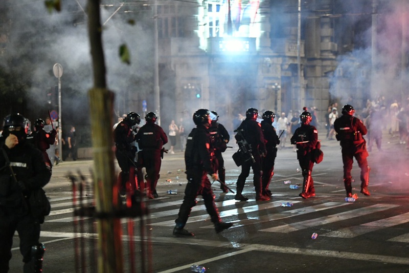 Eskalirali sukobi u Srbiji, mnogo povrijeđenih i uhapšenih, uništene prostorije SNS u Novom Sadu