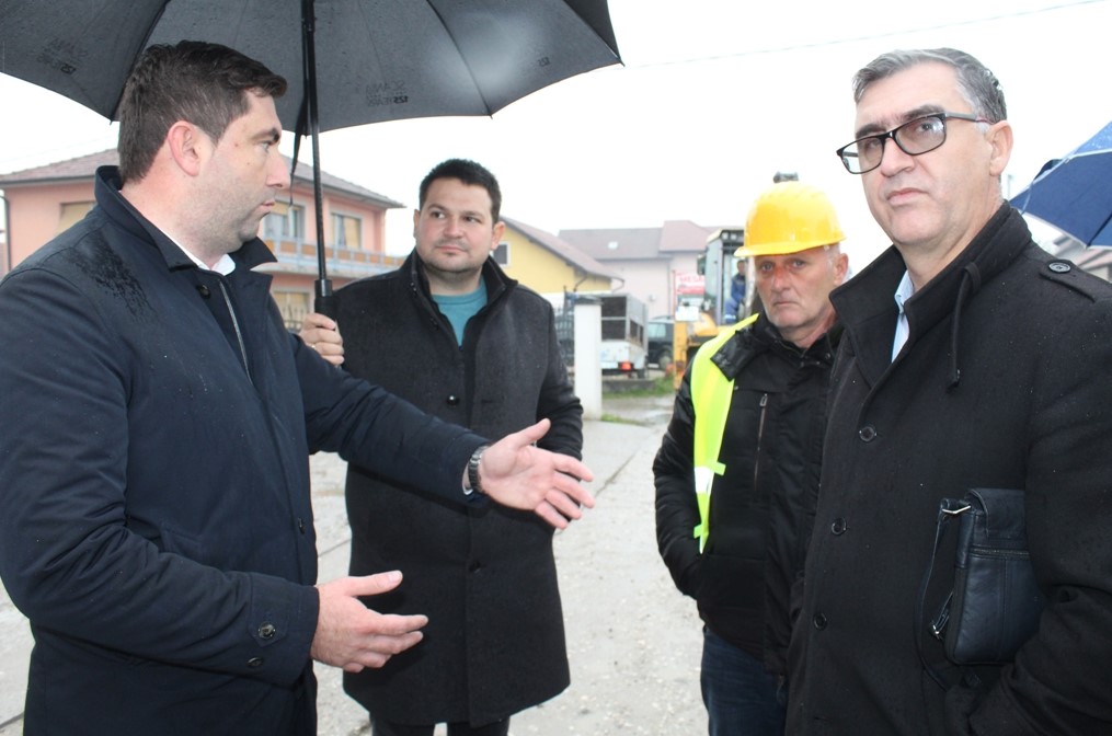 Đaković ispred preduzeća 