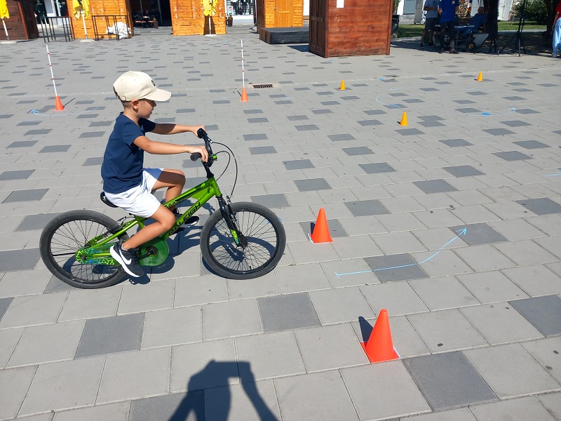Poligon na bijeljinskom trgu – mališani uče o pravilima u saobraćaju (FOTO)
