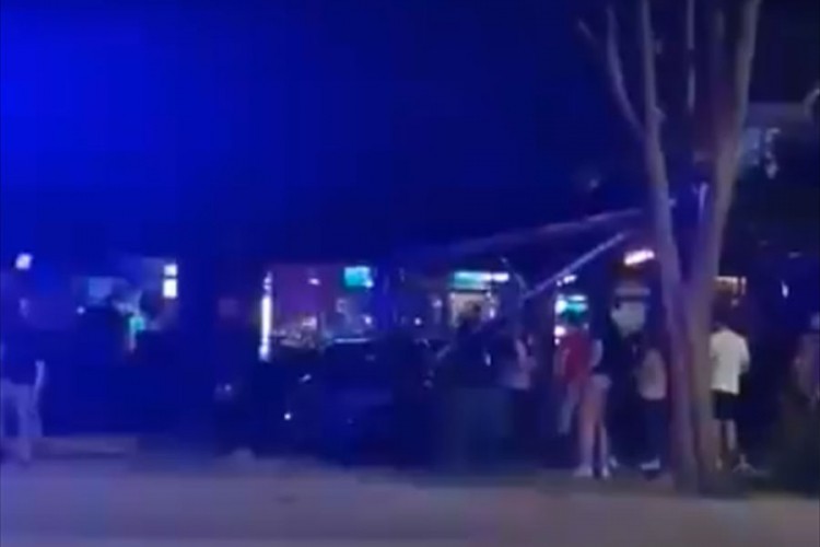 Mercedesom uletio u baštu kafića