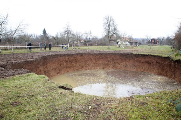 Zbog čega se pojavljuju krateri nakon zemljotresa