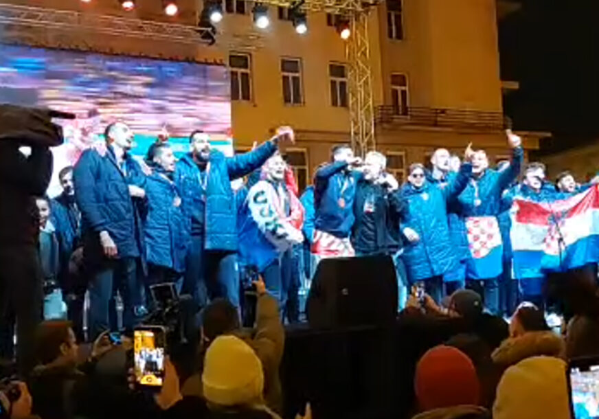 Ustaška zastava se vijori u Zagrebu: Rukometaše Hrvatske i Tompsona čekaju hiljade ljudi sa ikonografijom NDH