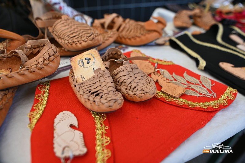 Mira iz Laktaša jedina u BiH izrađuje opanke, a napravila je i jednu zanimljivu kombinaciju! (FOTO)