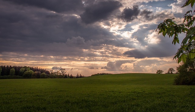 Danas oblačno i svježije sa pljuskovima