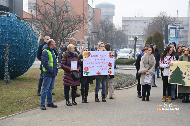 Bijeljina: Počeo protest radnika vrtića, gradonačelnik doveo šefove odjeljenja (FOTO)