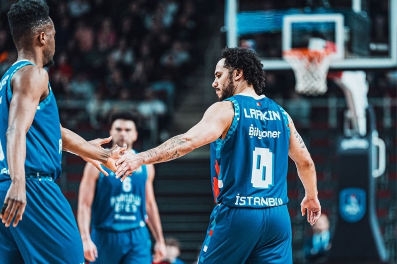 Efes pobijedio, Zvezda definitivno u plej-inu