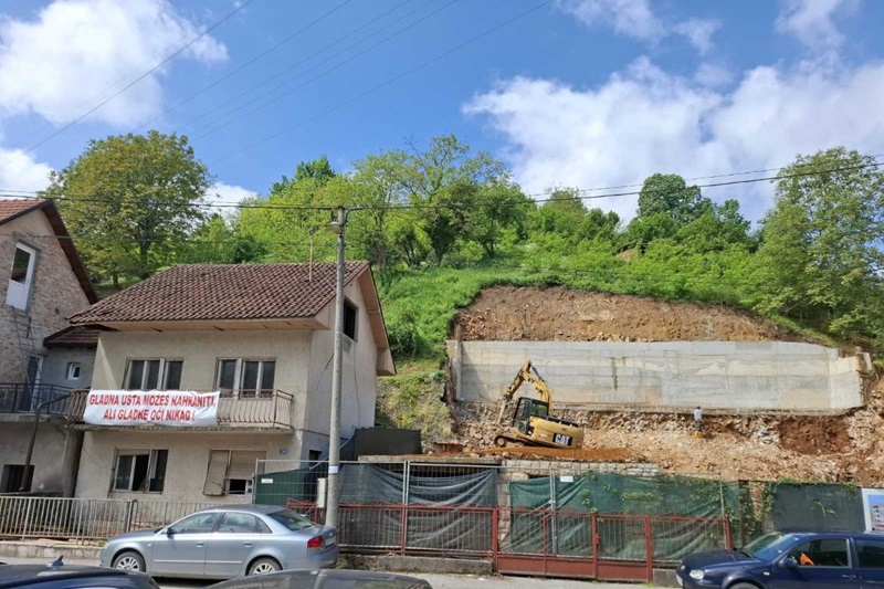 Investitor odsjekao stepenice komšinici i ogradio tuđu kuću zbog gradnje zgrade /FOTO/