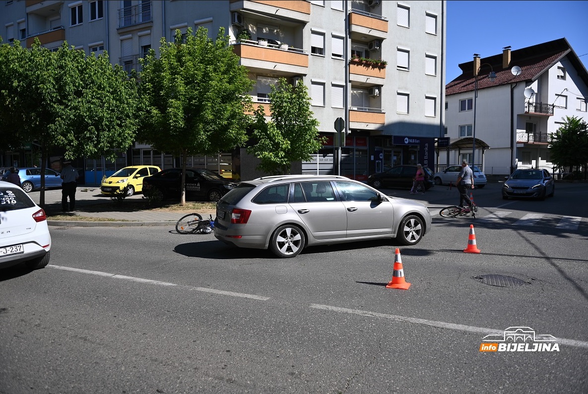 Nezgoda u Bijeljini: Vozilo udarilo dvojicu biciklista (FOTO)