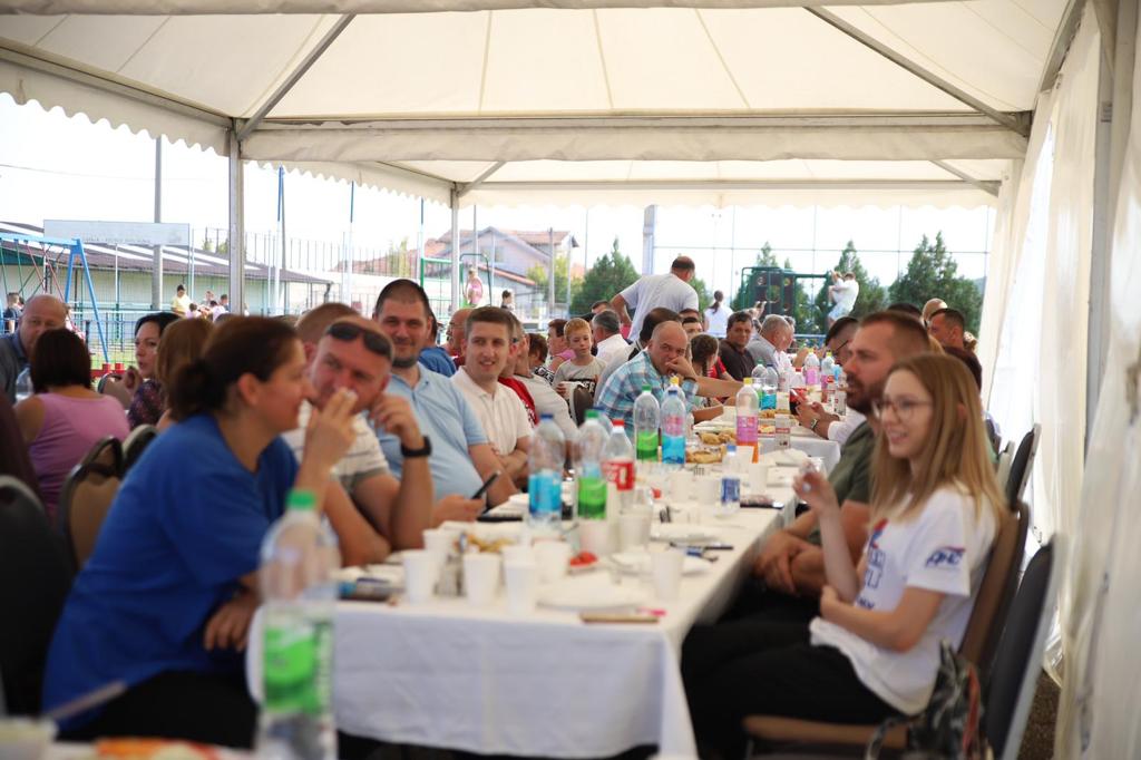 DJECI NA POKLON IGRALIŠTE Zupur i Nešić mališane obradovali školskim priborom i poželjeli da ih bude još više