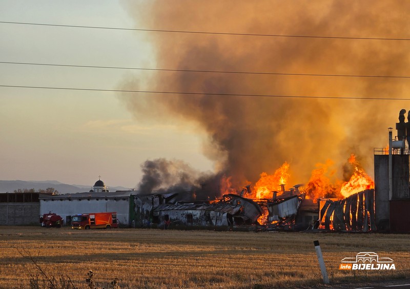 Bijeljina: U toku borba sa požarom, vatra zahvatila veliki dio pilane (FOTO, VIDEO)