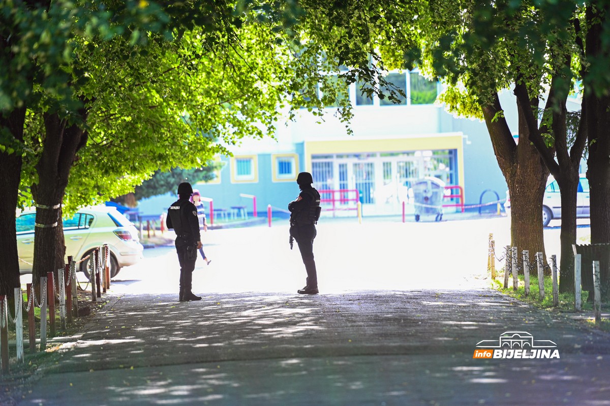 POLICIJA I DALJE NA TERENU Izvršeni protivdiverzioni pregledi u većem broju osnovnih škola (FOTO)