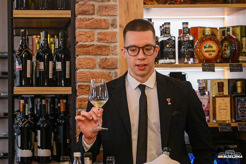 Prva vinska radionica u Wine and Flower shopu Bijeljina: Uživali u čarima italijanskih vina (FOTO)