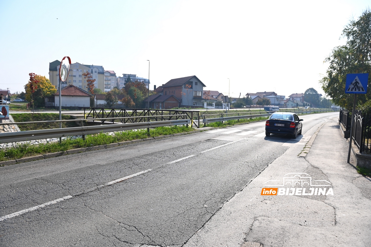 Nakon tragedije u Bijeljini: Mještani u šoku gledaju mjesto nesreće, na putu još ima krvi (FOTO)