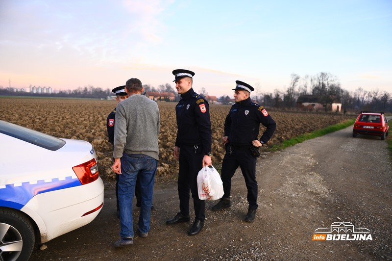 Bijeljinski policajci obradovali porodicu Stevanović: Poklonili pečenicu za Božić i paket sa namirnicama